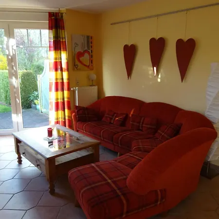 Komfortable Doppelhaushaelfte Und Grossem Garten Holiday home