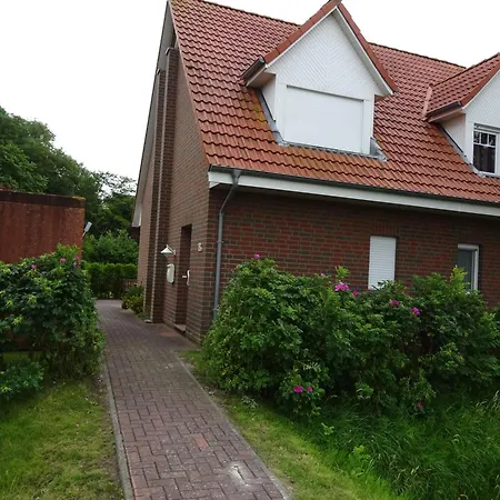 Komfortable Doppelhaushaelfte Und Grossem Garten *