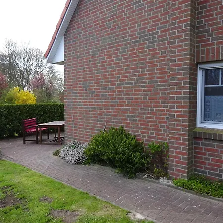 Ferienhaus Komfortable Doppelhaushaelfte Und Grossem Garten